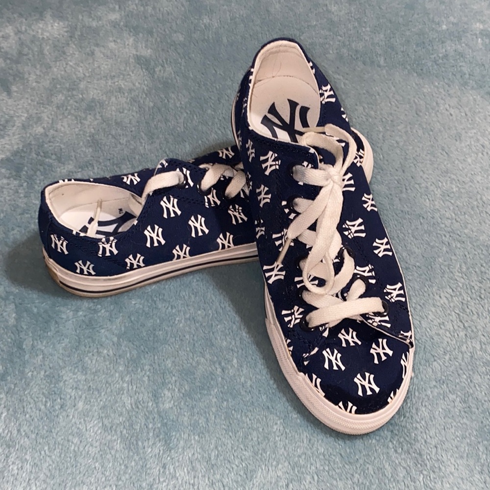 NY Yankees Women’s Shoes